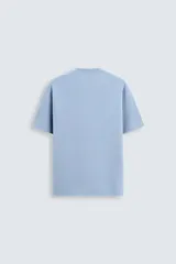 Camiseta color caqui de punto con hilatura de mezcla de algodón, corte recto, cuello redondo y manga corta.
