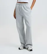 Pantalón recto femenino color negro, confeccionado en algodón con felpa, con cintura ajustable mediante cordón y caída suelta.