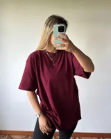 Remerón oversize de algodón color bordó, con cuello redondo y mangas cortas amplias.