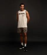 Musculosa deportiva de baloncesto color crema con cuello redondo y ribete en marrón. Estampado frontal con la palabra "Miami" y el número 33 en marrón.