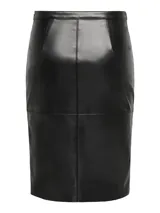 Falda midi negra de cuero sintético, corte recto, con abertura frontal y cierre trasero invisible.