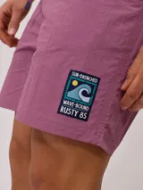Short de baño color lila con cordón ajustable en la cintura y parche con logo de la marca en la pierna.