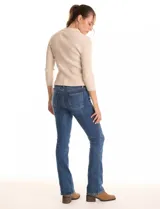 Buzo de punto acanalado color beige, con cuello polo y cierre de botones en el escote. Manga tres cuartos.