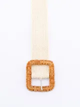 Cinto de tejido trenzado color crudo con hebilla rectangular de madera.