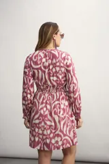 Vestido corto con estampado animal print en tonos verde y blanco, escote en V y mangas 3/4 acampanadas.