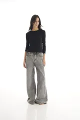 Pantalón jean gris de corte ancho y tiro alto.