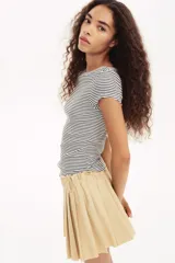 Top corto de punto acanalado a rayas horizontales blancas y negras, con escote bote y mangas cortas.