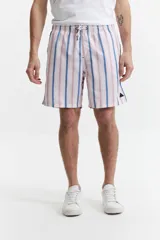 Short de baño largo a rayas verticales en tonos rosa, azul y blanco. Tiene cintura elástica con cordón ajustable, dos bolsillos laterales y uno trasero.