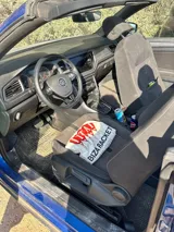 Remera celeste de corte recto y mangas cortas, con estampado en la espalda de cuatro raquetas de pádel rojas y texto en blanco "IBIZA RACKET ITTAI STARS".