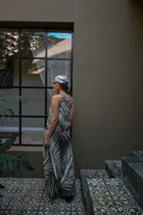 Mono largo de breteles finos con estampado de hojas en blanco y azul marino.