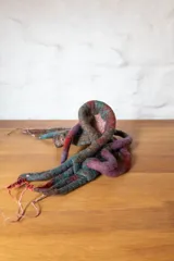 Escultura creada por Paulina Gross, en fieltro húmedo de lana merino y corriedale, con apliques de cáñamo y bambú.