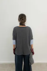 Sweater combinado escote en Ve 100% lambswool italiano. Tiene un fit holgado acentuado por los tajos laterales y mangas al codo.