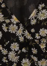Vestido midi negro con estampado de pequeñas flores blancas, escote en V, mangas cortas con volantes y corte ajustado en la cintura.
