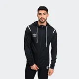 Campera deportiva negra con capucha, cierre frontal completo, bolsillos laterales y logo de Umbro en el pecho. Presenta detalles en blanco en hombros y mangas.