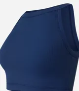 Blusa sin mangas color marrón, confeccionada en tejido rib con textura. Presenta cuello halter que resalta los hombros.