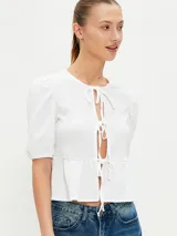 Blusa de animal print con escote en forma de cerradura y mangas abullonadas.