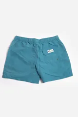 Short de baño liso color azul con cintura elástica ajustable con cordón, bolsillos laterales, tela ligera de secado rápido, suspensor interno y logo estampado.
