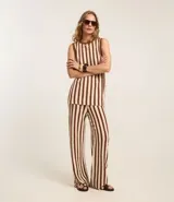 Conjunto de top sin mangas y pantalón palazzo a rayas verticales marrones y beige.