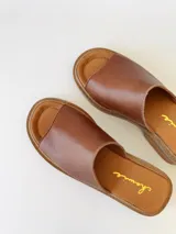 Sandalias bajas de cuero color marrón con suela de yute. Fabricadas en Uruguay.