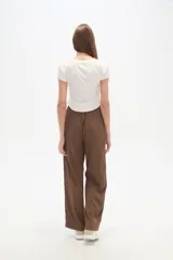 Pantalón de algodón negro, holgado, de calce medio, con cintura elástica y cordón ajustable. Presenta tres rayas blancas verticales en los laterales.