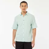 Camisa verde de manga corta con cuello clásico y cierre con botones.