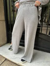 Pantalón de lanilla gris con lurex, corte palazzo y abertura en el lateral inferior.
