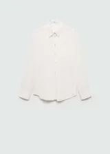 Camisa rosada de algodón con corte recto, cuello camisero, manga larga con puños abotonados, bolsillo de parche en el pecho y cierre frontal con botones.