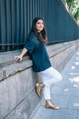 Botines dorados con estampado de escamas, con cordones negros y detalles calados.