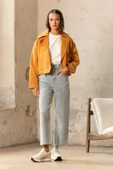 Pantalón jean celeste de corte recto, tiro alto y largo cropped.