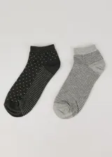 Medias de tobillo en pack de dos, con un diseño a rayas y otro con puntos, elaboradas en material suave y elástico.