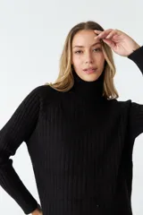 Sweater negro de punto con cuello alto y mangas largas.