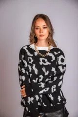 Sweater de punto color crudo con estampado animal print marrón.