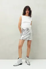 Minifalda plateada de lentejuelas con cierre invisible en la espalda.