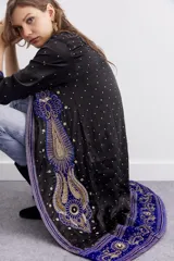 Kimono midi de satén negro con bordados de lentejuelas, mostacillas y piedras. Interior de jacquard y mangas 3/4.