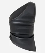 Blusa negra de hombro único confeccionada en poliuretano, con bretel ancho, sin mangas, modelo alargado y franzidos laterales.