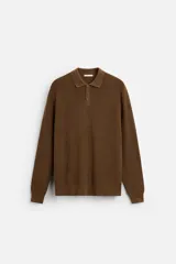 Polo marrón de punto con hilatura de algodón, corte relaxed fit, cuello solapa con cierre frontal de botonadura, manga larga y acabados en rib.