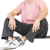 Pantalón carpintero gris oscuro de corte amplio, con múltiples bolsillos y lazo porta herramientas.