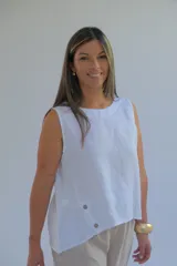 Musculosa blanca de lino con cuello redondo y botones decorativos en el lateral.