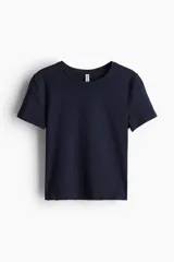 Remera azul marino ajustada de punto suave, corte crop, con cuello redondo ribeteado y mangas cortas.