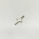 Dije de cruz bombé en plata 925 con argolla superior para colgar en cadena.