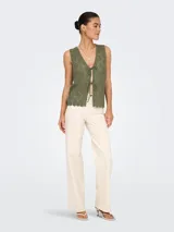 Chaleco de punto color verde oliva con escote en V y lazo delantero. Diseño estructurado y calce ajustado.