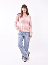 Sweater rosado de tejido de punto con cuello en V.