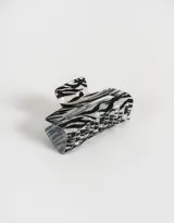Broche rectangular para el pelo con diseño de cebra en blanco y negro.