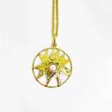 Collar con cadena dorada y dije colgante de sol con textura rugosa y una perla redonda engarzada en el centro.