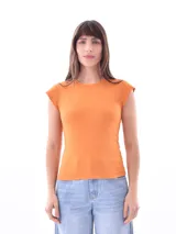 Remera naranja de tejido de punto acanalado, con cuello redondo y mangas cortas.