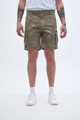 Bermuda cargo de corte recto con estampado de camuflaje en tonos verde y marrón. Cuenta con bolsillos laterales y bolsillos cargo con solapa y botones.