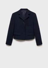 Blazer corto azul marino con cuello de solapa de pico, cierre frontal con botones, manga larga con puños abotonados, dos bolsillos con solapa en la parte delantera y un bolsillo de parche en el pecho.
