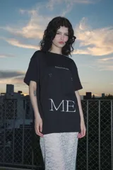 Remera negra de algodón de corte oversize con estampa frontal que incluye la frase "CATWALK FT OHLANDIO" y la palabra "ME" en letras grandes.