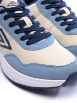 Championes Umbro modelo Volcan, color negro con detalles en blanco. Presentan un diseño deportivo con capellada de tela y gamuza, entresuela blanca gruesa y el logo Umbro en el lateral.