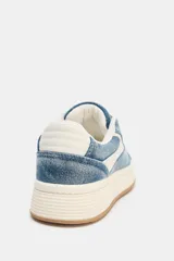 Zapatillas deportivas de denim azul con detalles en blanco, cordones blancos y suela de goma color caramelo.